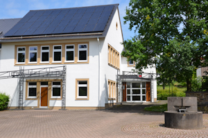 Gemeindehaus mit Brunnen